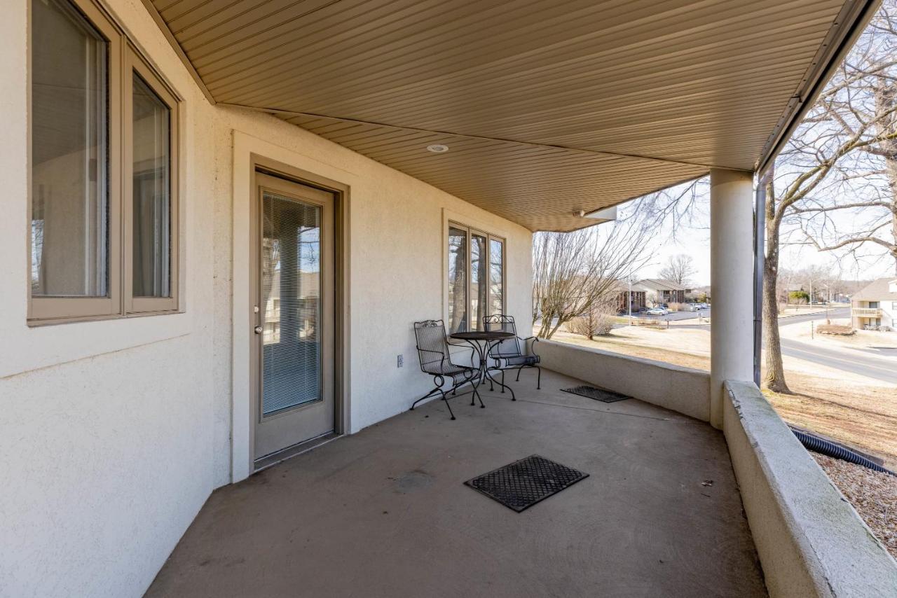 B 32-1 Spacious Villa Close To Pool Branson Exterior photo